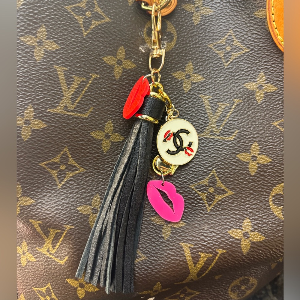 CHANEL CC Logo Lips White Enamel Medallion Charm, Keychain, Bag Charm 5.5 in. - Picture 7 of 8